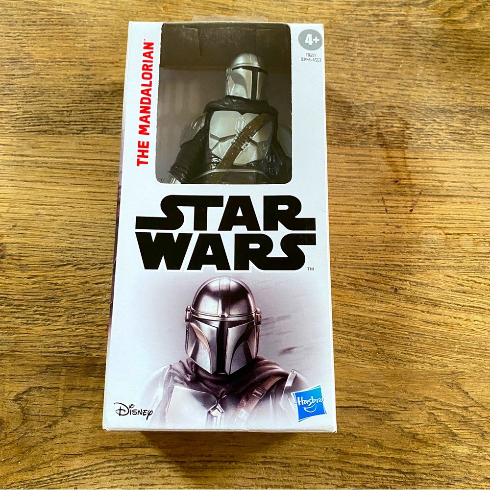 Hasbro Disney The Mandalorian Din Djarin figurine , mint in box
